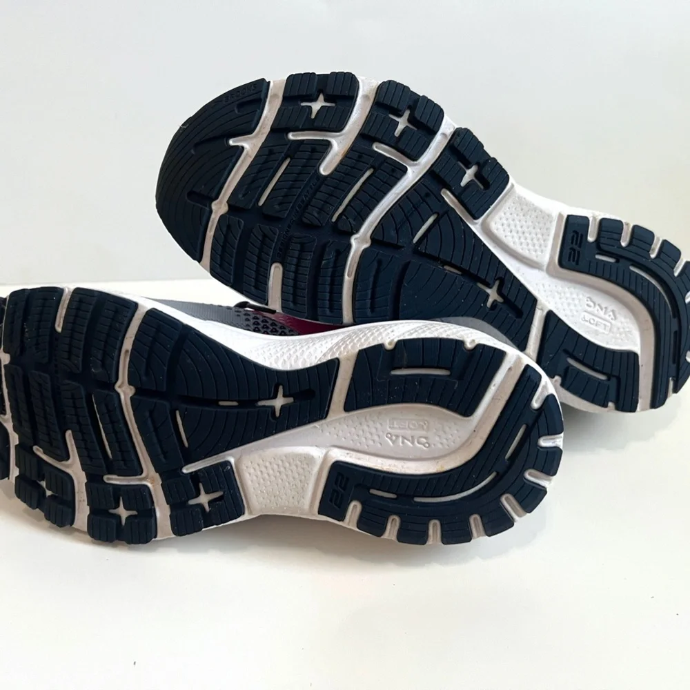 Like New Condition Brooks Women's Adrenaline GTS 22 Running Shoe, Size 9/40.5 EU - Picture 15 of 16
